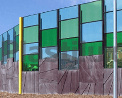 Поликарбонатный современный забор в сочетании цветов авамарин